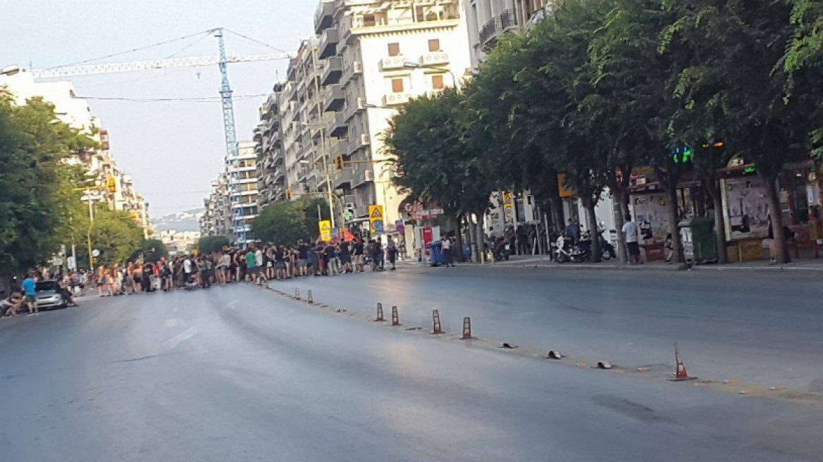 Συγκέντρωση αντιεξουσιαστών έξω από τα γραφεία του ΣΥΡΙΖΑ στη Θεσσαλονίκη